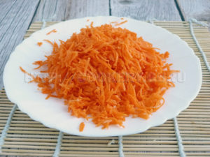 морковь, натертая морковь, ингредиенты для оладьев из патиссонов