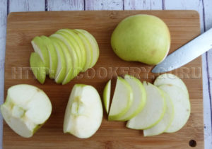 нарезать яблоки для шарлотки, шарлотка, простая шарлотка