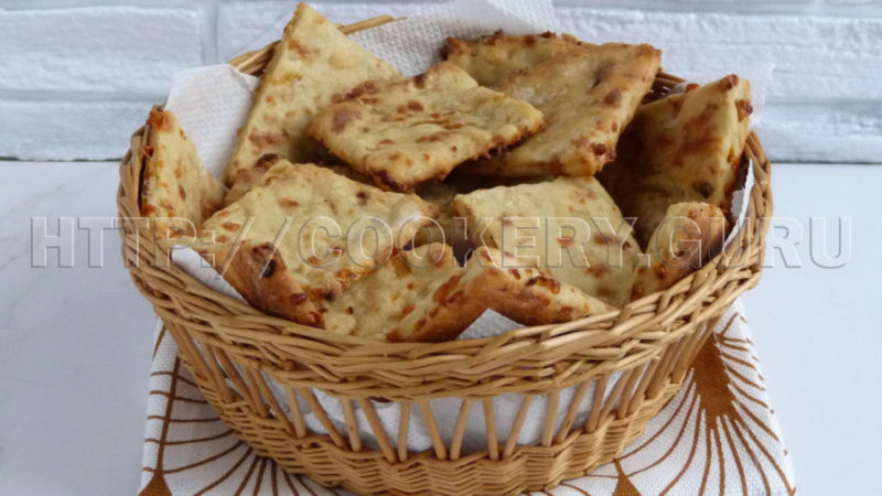 Печенье на рассоле с сыром и жареным луком