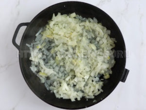 пассерованный лук на сковороде, жареный лук, , пассеровать лук для супа, рисовый суп рецепт с фото пошагово, пошаговый рецепт рисового супа, как готовить рисовый суп