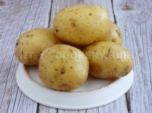 картофель, вымытый картофель на тарелке