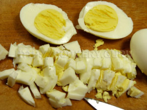 куриные яйца, нарезать куриные яйца, нарезать яйца кубиками