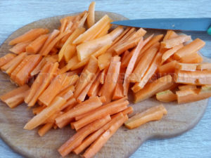 морковь, нарезать морковь, нарезать морковь брусочками, нарезанная морковь