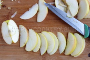 яблоки для шарлотки, нарезать яблоки, нарезанные яблоки