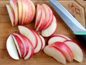 нарезать яблоки на дольки