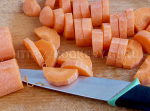 морковь для плова, нарезать морковь полукругами