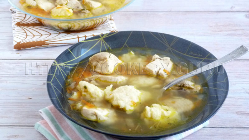 Куриный суп с клецками из манки