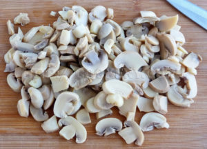 шампиньоны резанные для жульена, ингредиенты для жюльена, ингредиенты для жюльена из грибов и курицы, как приготовить жюльен из грибов и курицы