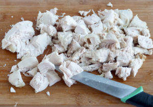 нарезать курицу, ингредиенты для жюльена, ингредиенты для жюльена из грибов и курицы, как приготовить жюльен из грибов и курицы