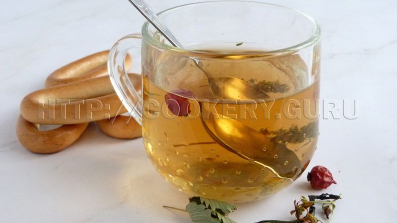 Травяной чай из сушеных трав и ягод
