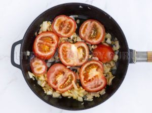 яичница с помидорами, яичница с помидорами на сковороде, яичница с помидорами и луком, вкусная яичница с помидорами, яичница с помидорами фото, фото яичницы с помидорами на сковороде