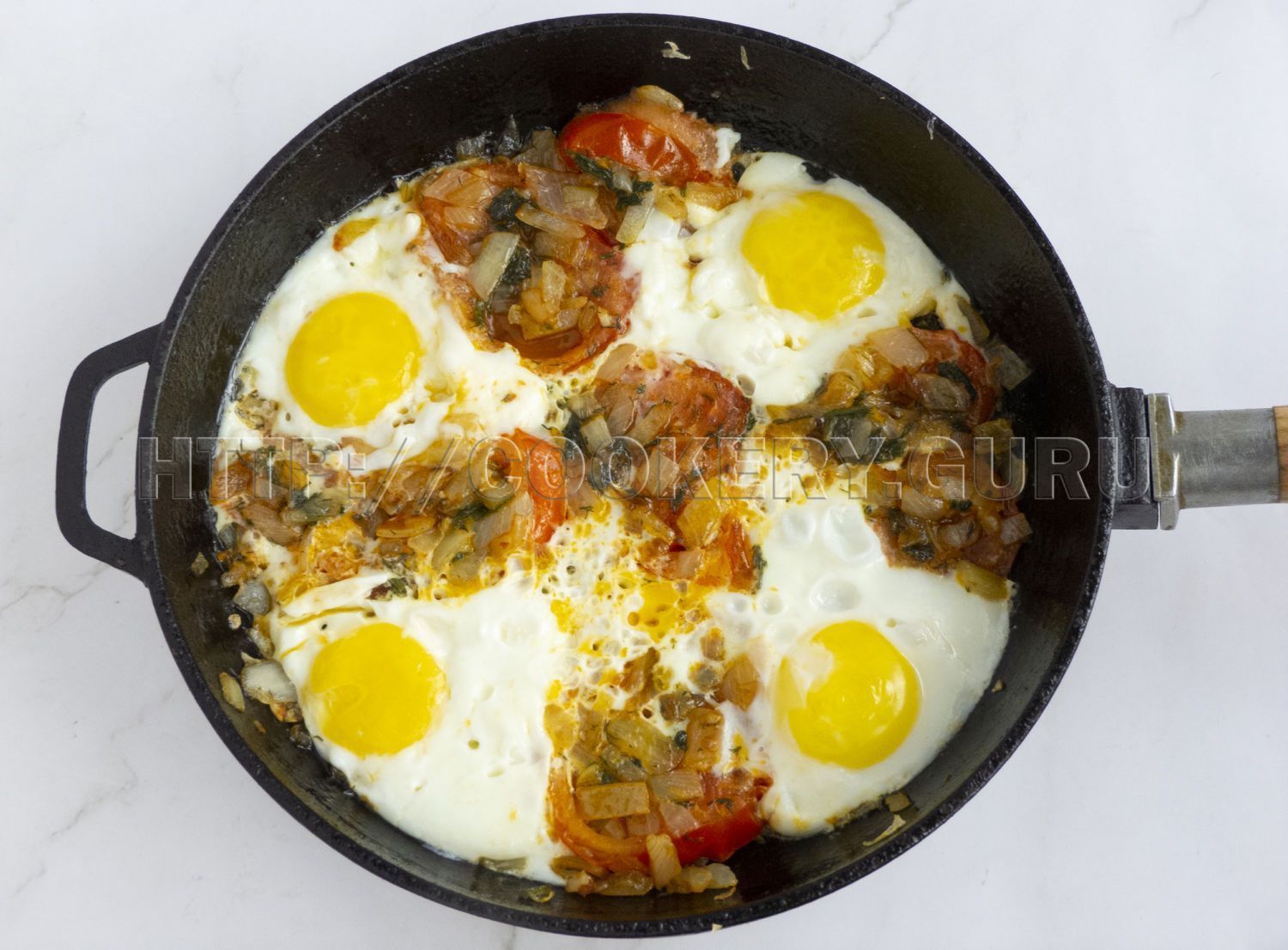 яичница с помидорами, яичница с помидорами на сковороде, яичница с помидорами и луком, вкусная яичница с помидорами, яичница с помидорами фото, фото яичницы с помидорами на сковороде
