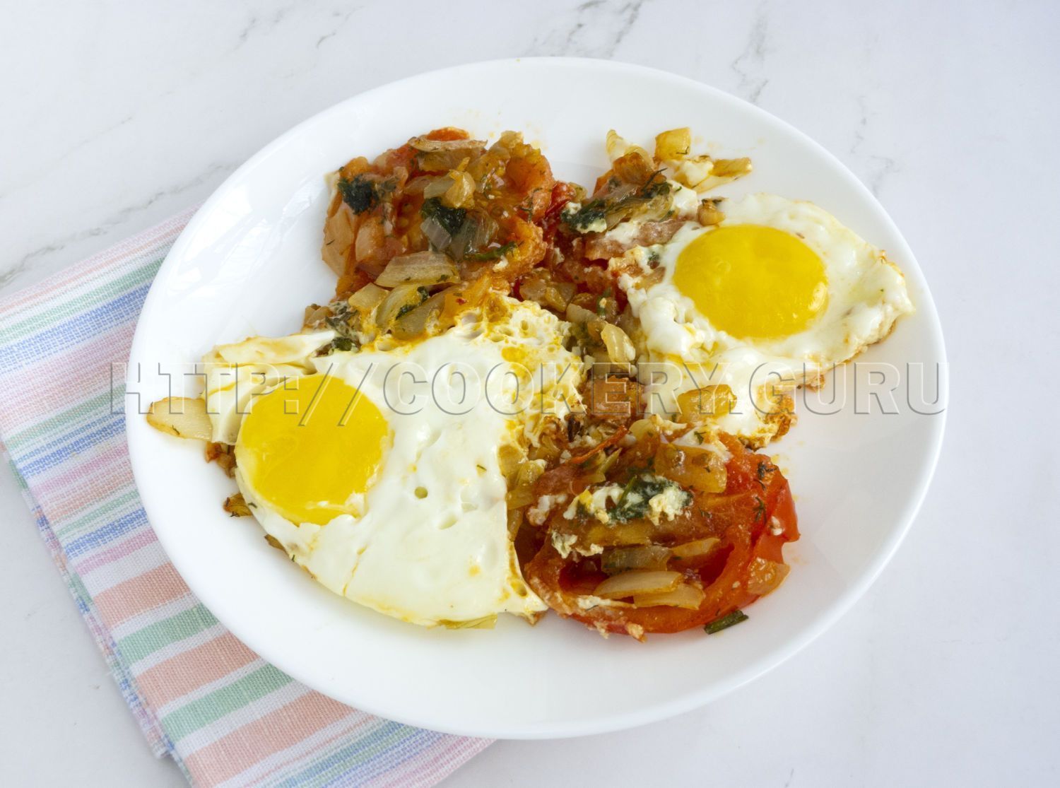 Яичница с помидорами на сковороде